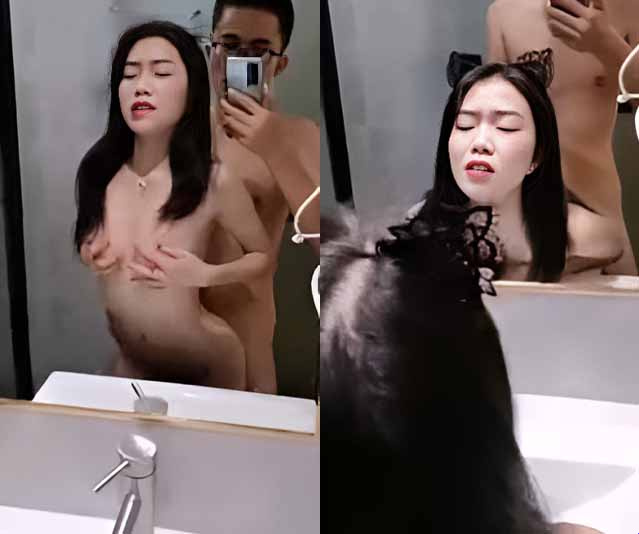 Doggy aku di depan cermin sehingga aku bisa melihat kesenanganku