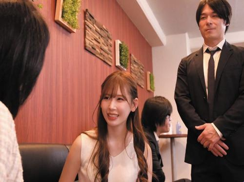 Tsumugi Akari dan mantan kekasihnya dalam perjalanan bisnis perusahaan