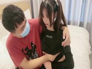 Saat orang tuanya jauh dari rumah, kedua bersaudara itu berlatih melakukan hal-hal dewasa