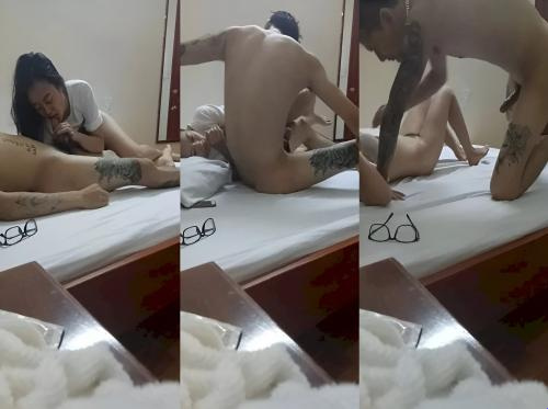 Pemuda bertato dan gadis telanjang
