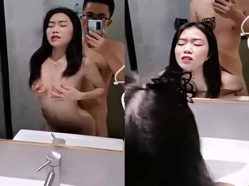 Doggy aku di depan cermin sehingga aku bisa melihat kesenanganku